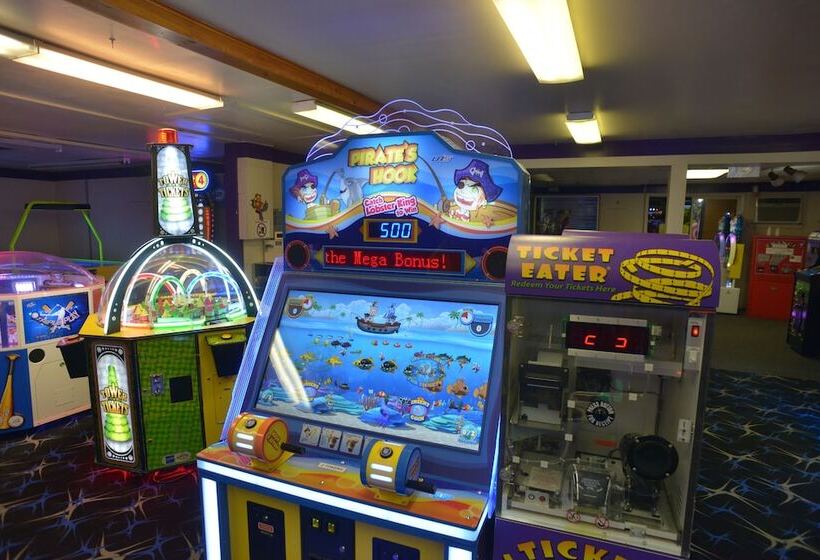 בית מלון כפרי Lake George Escape