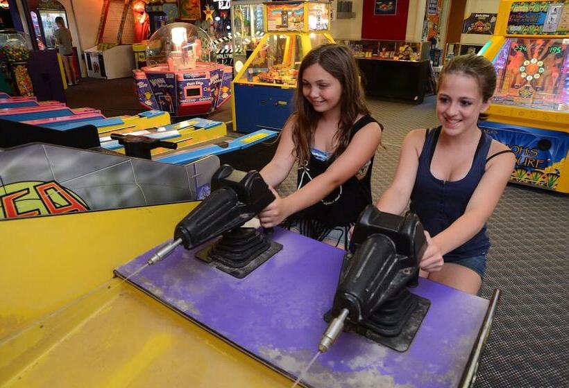 בית מלון כפרי Lake George Escape