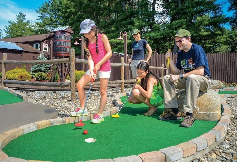 בית מלון כפרי Lake George Escape