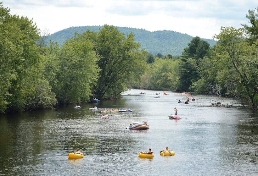 בית מלון כפרי Lake George Escape