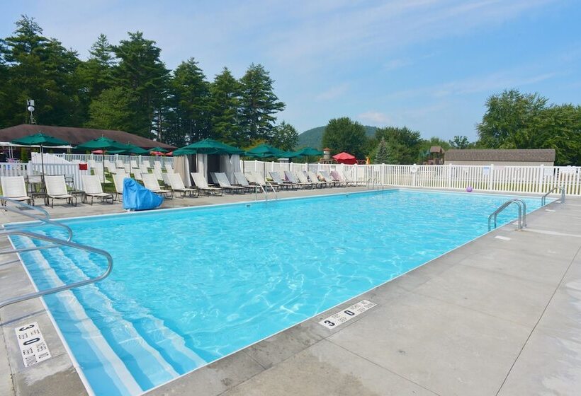 בית מלון כפרי Lake George Escape