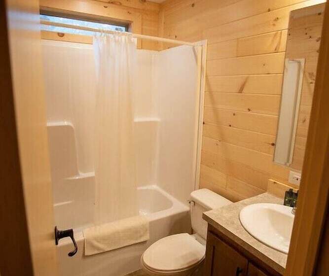 בית מלון כפרי Lake George Escape