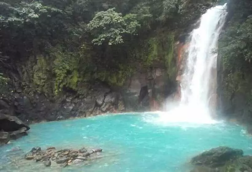 Hotelli Posada Río Celeste La Amistad