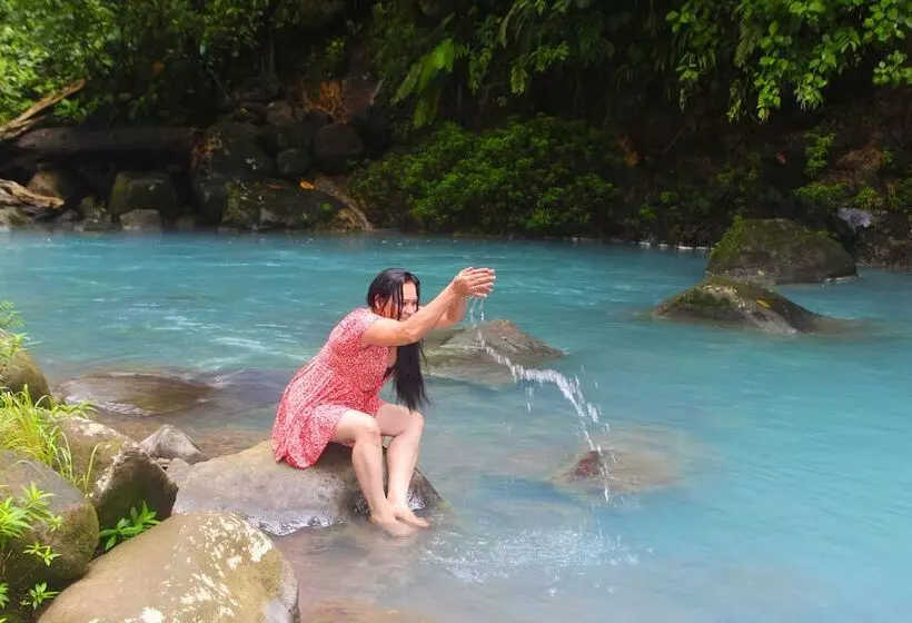 Hotelli Posada Río Celeste La Amistad