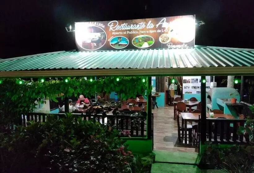 Hotelli Posada Río Celeste La Amistad