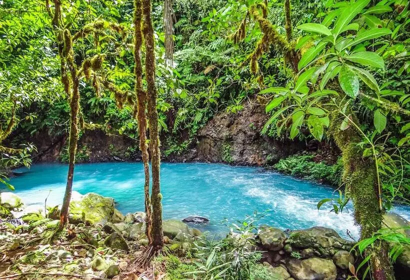 Hotelli Posada Río Celeste La Amistad