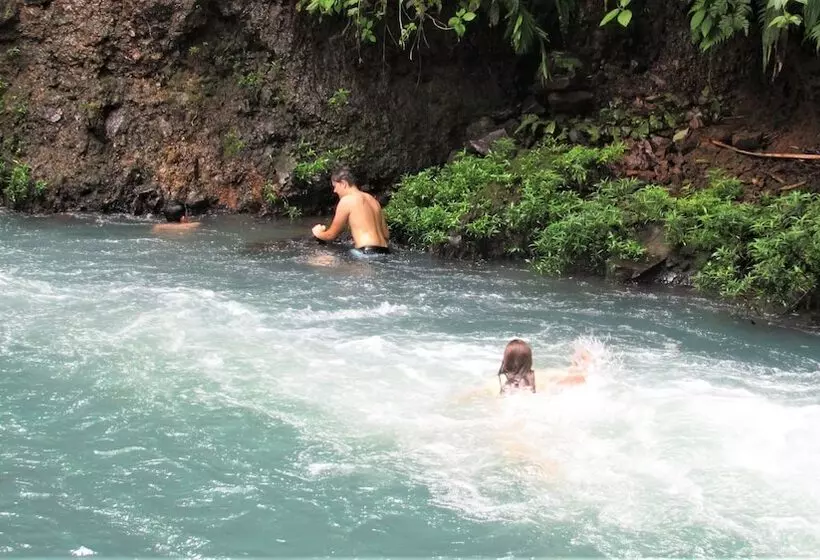Hotelli Posada Río Celeste La Amistad