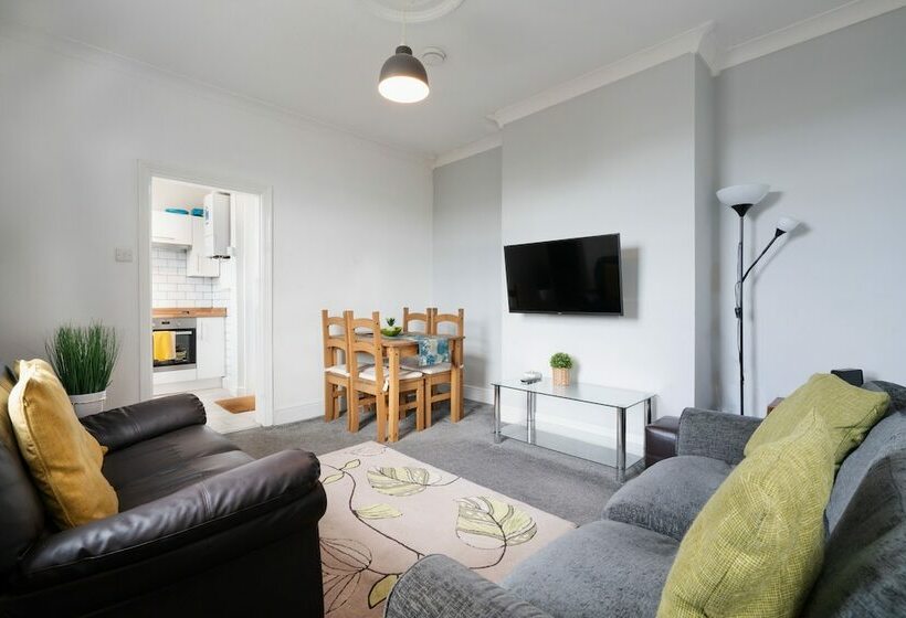 펜션 Spacious 4br, Parking, Near Centre