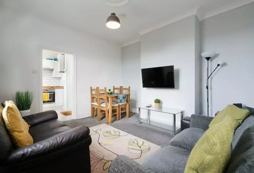 پانسیون Spacious 4br, Parking, Near Centre