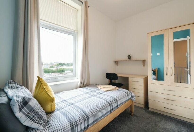 펜션 Spacious 4br, Parking, Near Centre