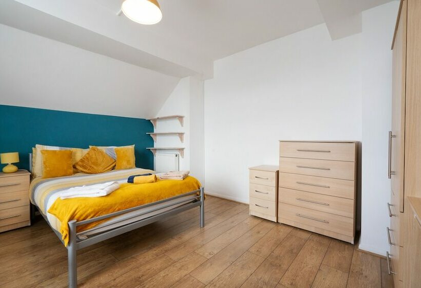 펜션 Spacious 4br, Parking, Near Centre