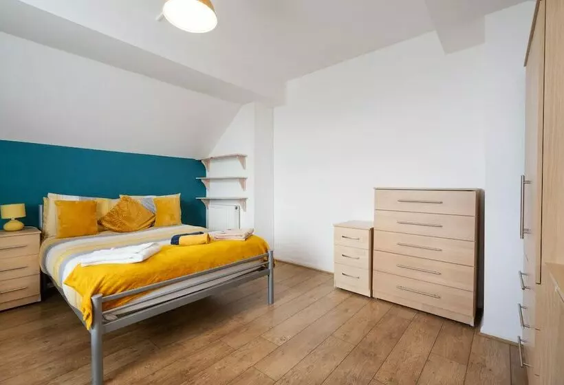 پانسیون Spacious 4br, Parking, Near Centre