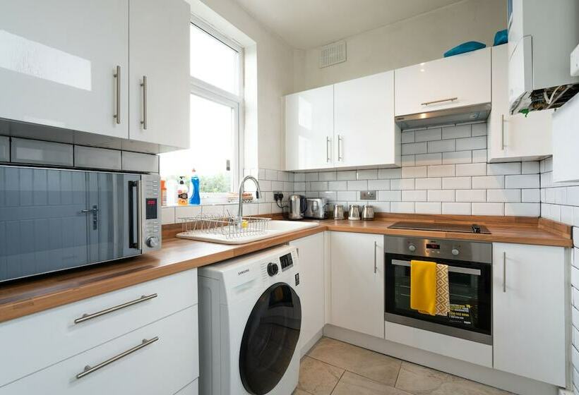 펜션 Spacious 4br, Parking, Near Centre