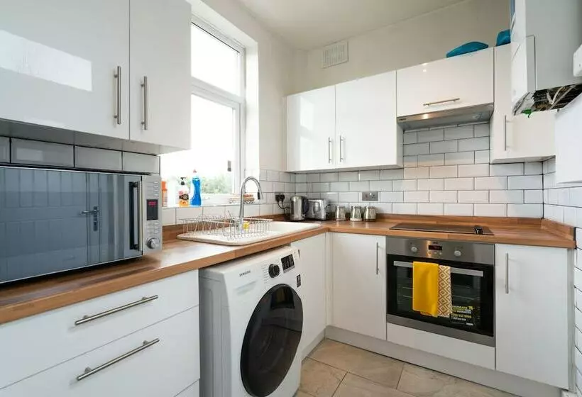 پانسیون Spacious 4br, Parking, Near Centre