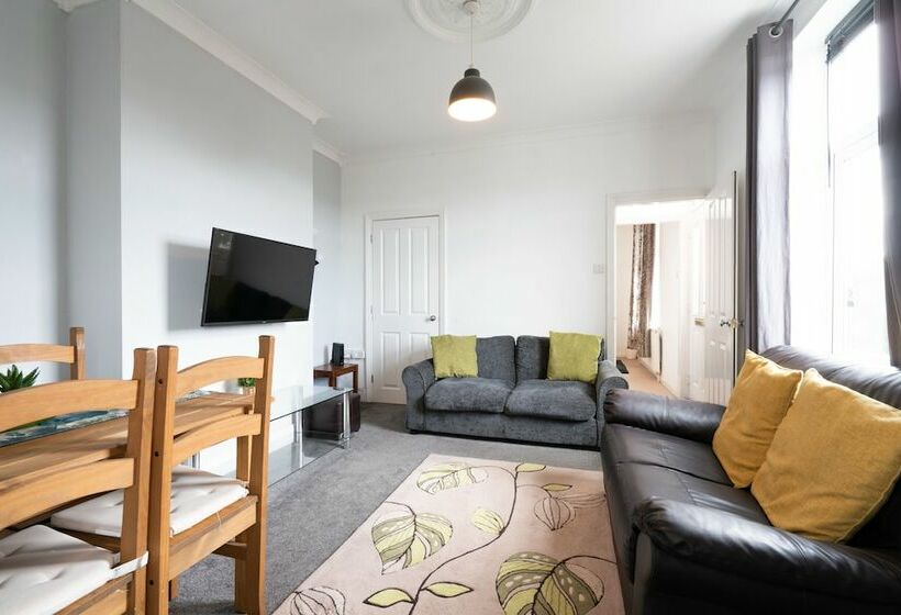 펜션 Spacious 4br, Parking, Near Centre