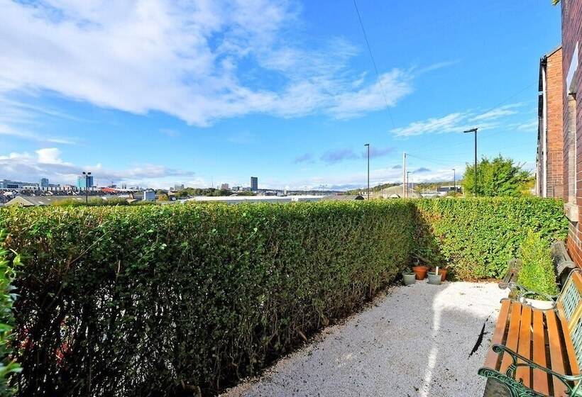 펜션 Spacious 4br, Parking, Near Centre