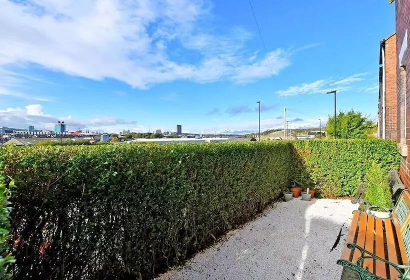 پانسیون Spacious 4br, Parking, Near Centre