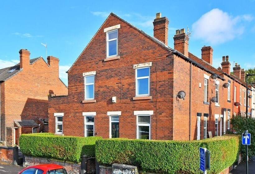 펜션 Spacious 4br, Parking, Near Centre