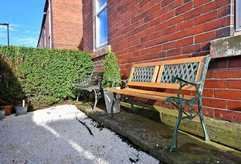 펜션 Spacious 4br, Parking, Near Centre