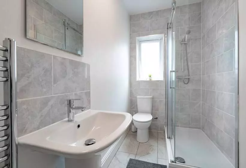 پانسیون Spacious 4br, Parking, Near Centre