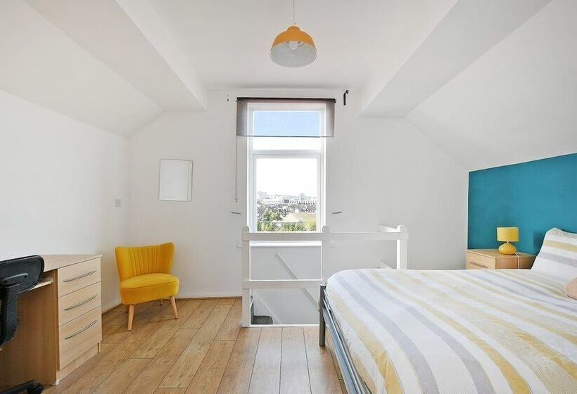 펜션 Spacious 4br, Parking, Near Centre