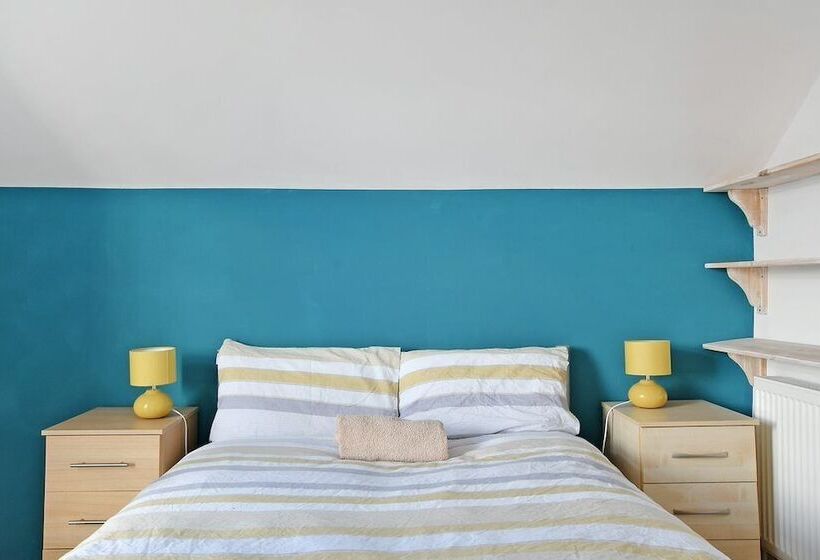 펜션 Spacious 4br, Parking, Near Centre