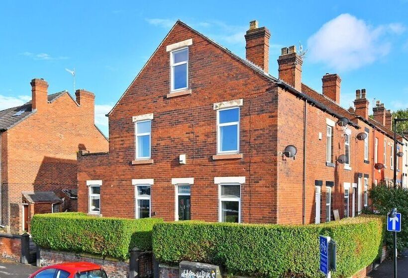 펜션 Spacious 4br, Parking, Near Centre