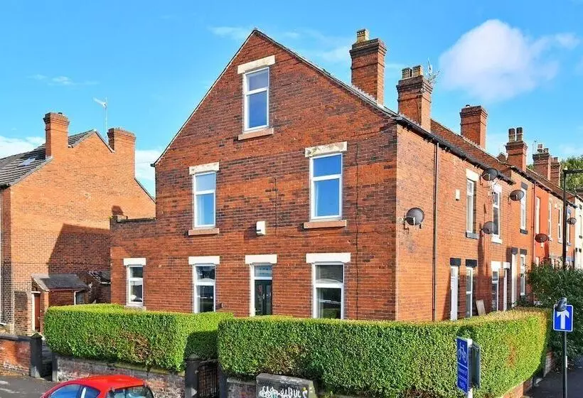 پانسیون Spacious 4br, Parking, Near Centre