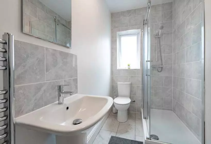 پانسیون Spacious 4br, Parking, Near Centre