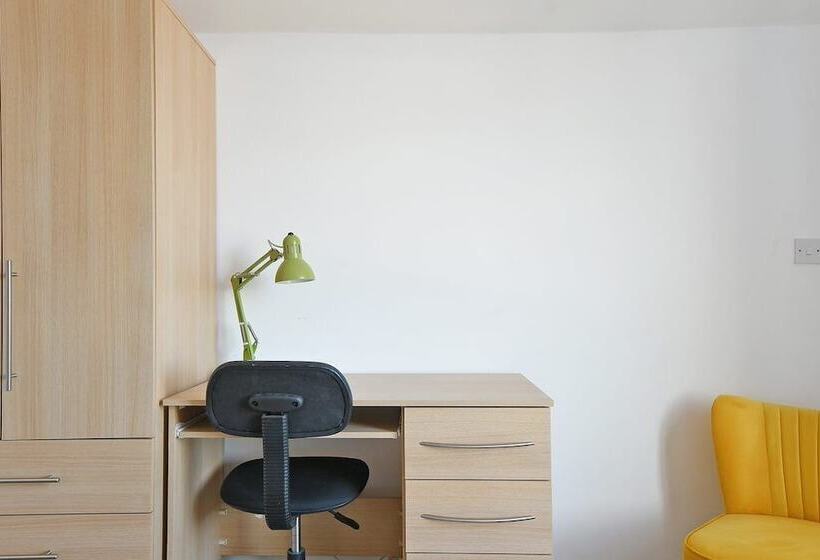 펜션 Spacious 4br, Parking, Near Centre