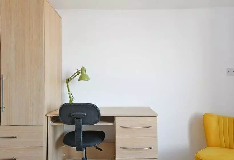 پانسیون Spacious 4br, Parking, Near Centre