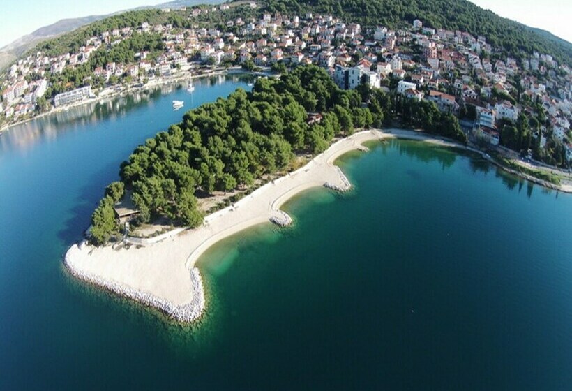 Пансион Lavish Double Bed Room With Balcony And Sea View