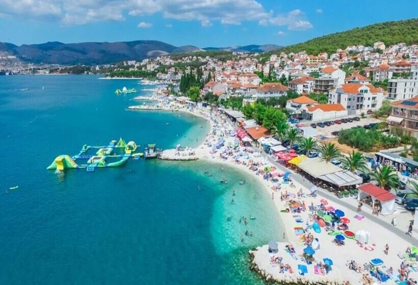 Пансион Lavish Double Bed Room With Balcony And Sea View