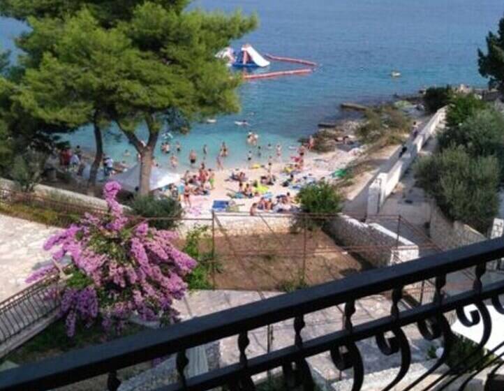 Пансион Lavish Double Bed Room With Balcony And Sea View