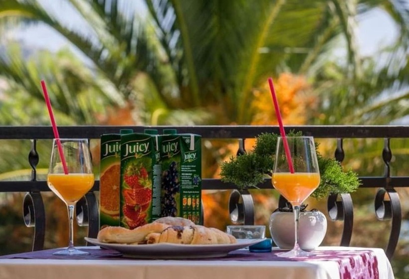 Пансион Lavish Double Bed Room With Balcony And Sea View