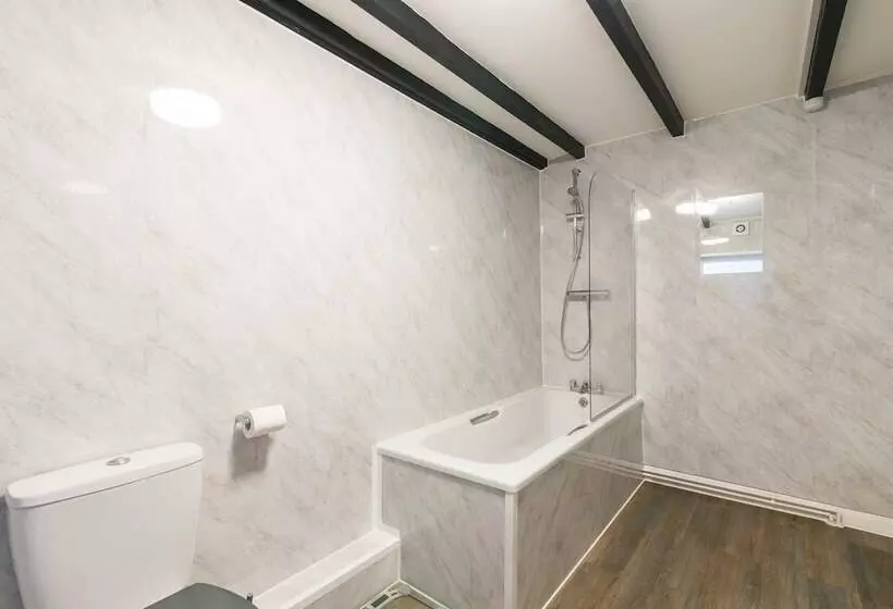 Majatalo Excellent 3 Bed House   Close To Airport