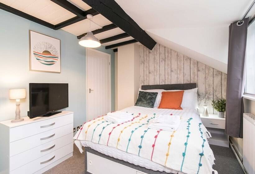 بنسيون Excellent 3 Bed House   Close To Airport