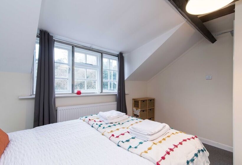 بنسيون Excellent 3 Bed House   Close To Airport