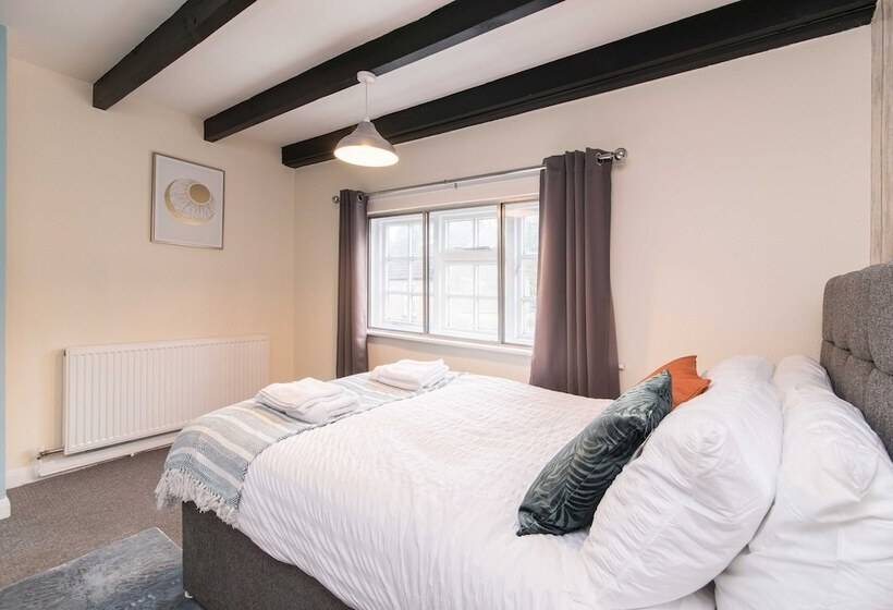 بنسيون Excellent 3 Bed House   Close To Airport