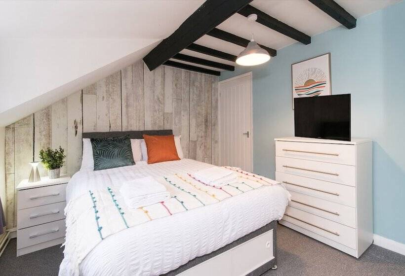 بنسيون Excellent 3 Bed House   Close To Airport