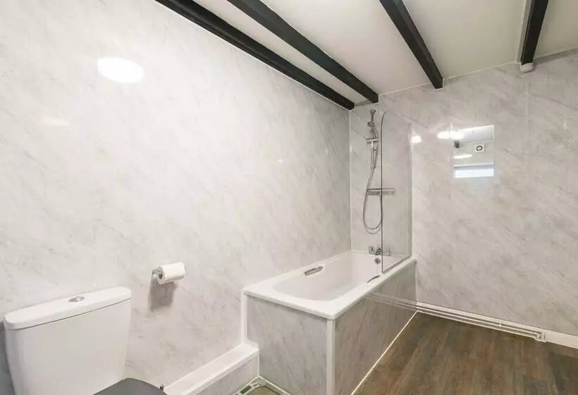 Majatalo Excellent 3 Bed House   Close To Airport