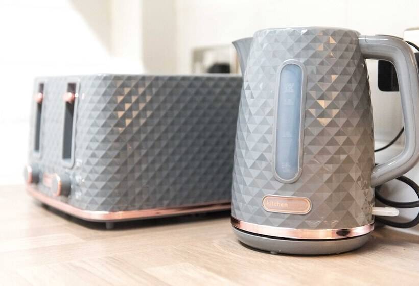 بنسيون Excellent 3 Bed House   Close To Airport