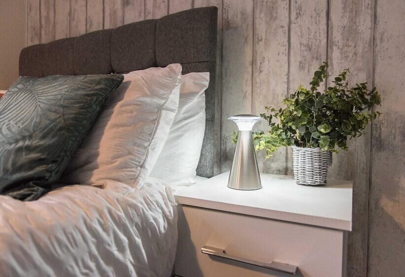 بنسيون Excellent 3 Bed House   Close To Airport