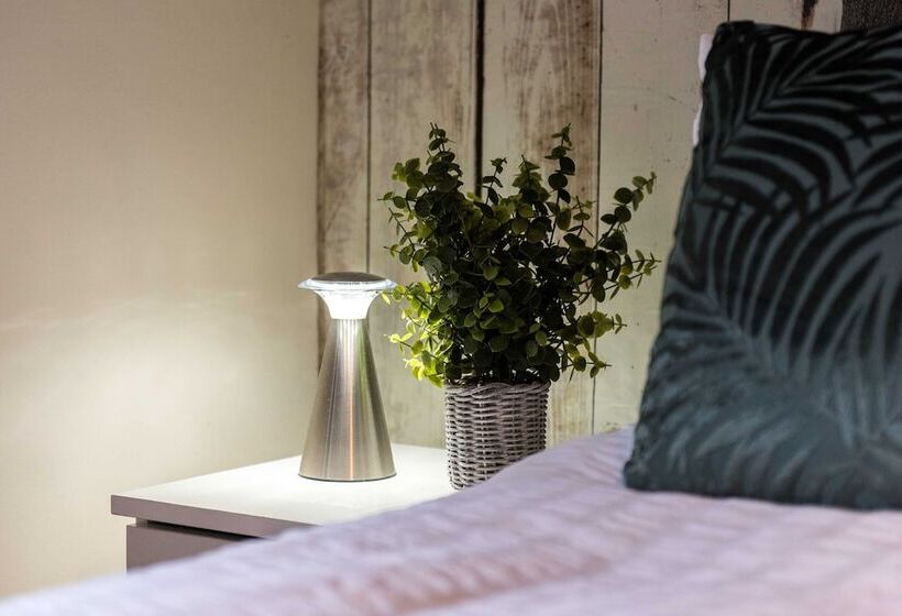 بنسيون Excellent 3 Bed House   Close To Airport