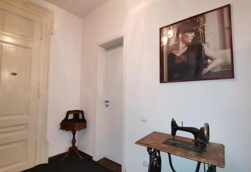 Vintage Downtown Hostel