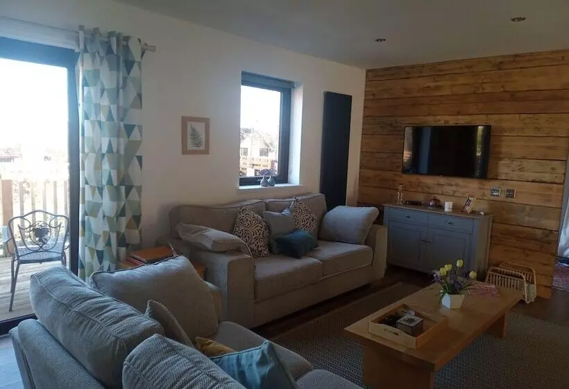 Charming Lodge,cosy, Comfortable,ideal Location