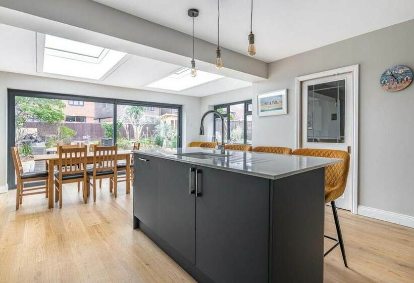 New Stunning 3bd Family Home Seaford, East Sussex