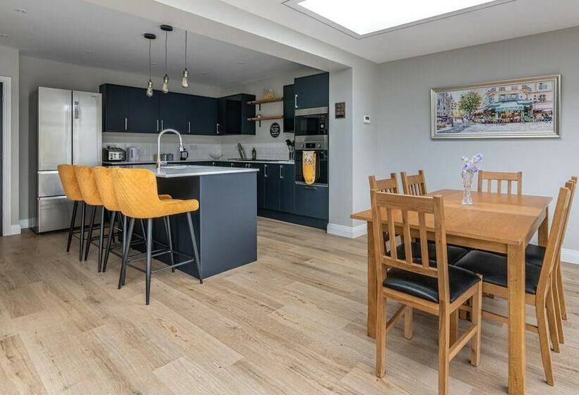 New Stunning 3bd Family Home Seaford, East Sussex