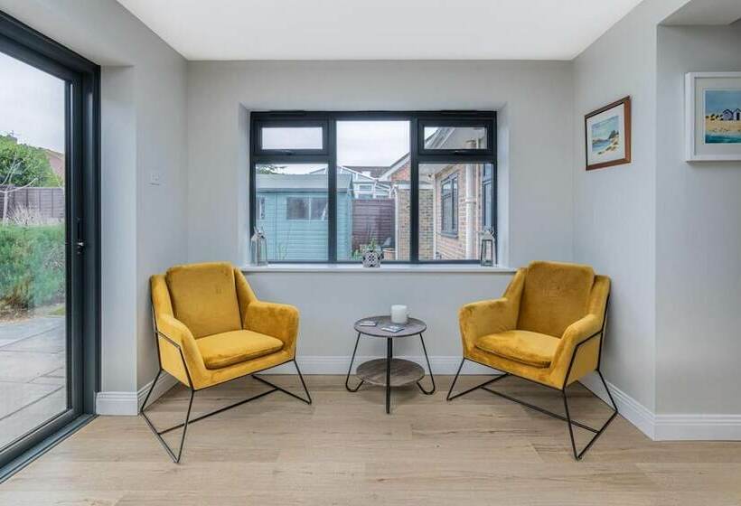 New Stunning 3bd Family Home Seaford, East Sussex