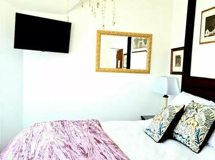 Bed and Breakfast White Stag Lodge